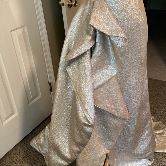 NWT Mac Duggal One Shoulder Metallic Ruffled Gown Size 2 in Oyster - Picture 6 of 12